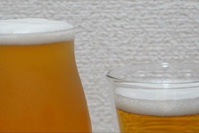 【泡立つビヤグラス】通常のグラスと比較。泡の密度が全く違う…！