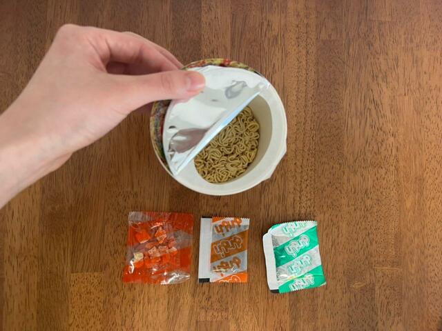 【KALDI タイプレジデント ガパオヌードル】日本の焼きそばカップ麺とそっくりな作りです