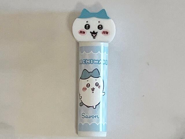 リップクリームの蓋がマスコットになっています！【ローソン×ちいかわグッズ】マスコットリップクリーム「ハチワレ」