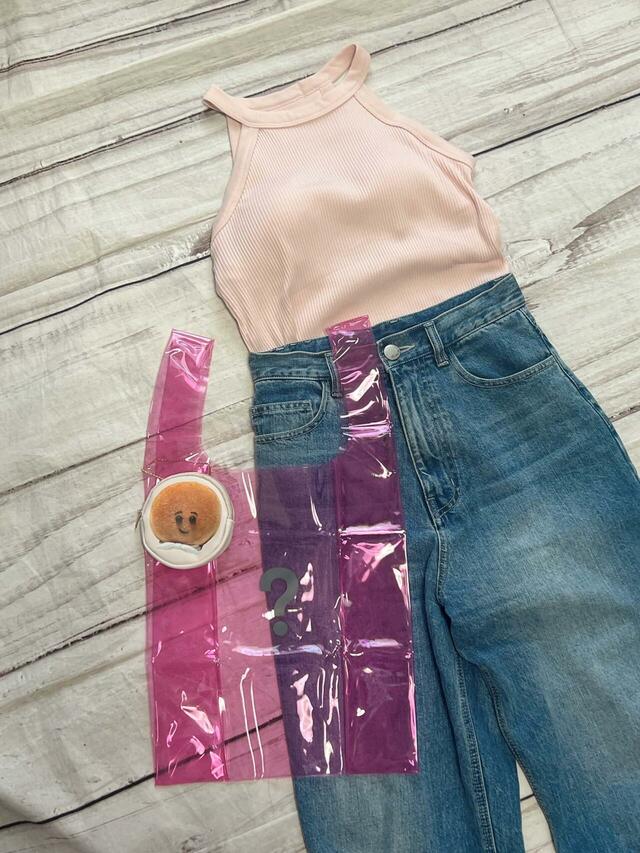 ピンクのホルターネックトップス×ワイドデニムのカジュアルコーデに♪