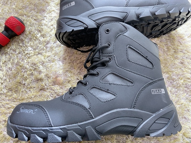 【ワークマン ブレイブセーフティハイカットシューズ】履いた感じも持った感じも普通のブーツと変わらない感覚