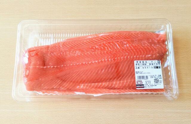 【コストコ　骨取り銀鮭 食塩不使用　1073g　2554円】1kgを超える銀鮭の半身。骨を取る手間が省けるのが嬉しい