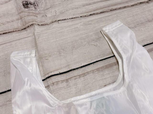 持ち手は短めで、ややタイトながらも肩がけができる長さ