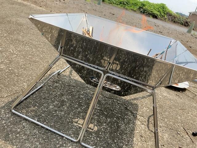 【ワークマン 折り畳みBBQグリル】木と着火剤を入れて火をつけるだけ