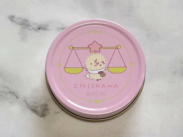 報酬袋を手にてんびんを見つめる姿がかわいらしいですね♪