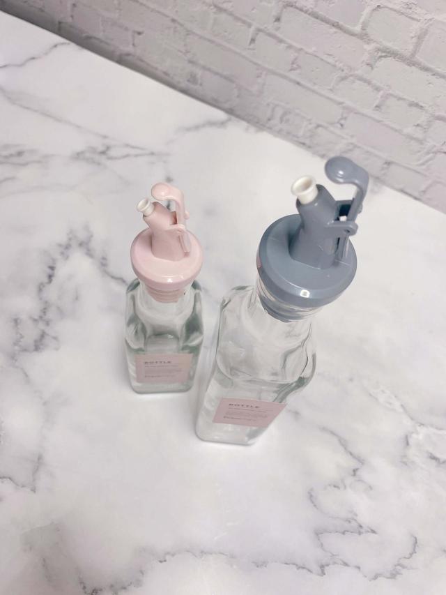 【Francfranc（フランフラン）】オイル＆ビネガーボトル S ピンク／税込500円・オイル＆ビネガーボトル L グレー／税込600円