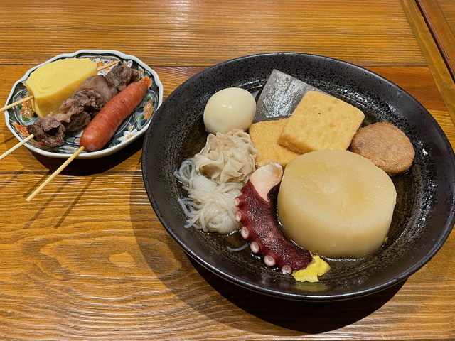 炉端とおでん 呼炉凪来ひと皿に全種類盛られていないが、12種類のおでんが届く