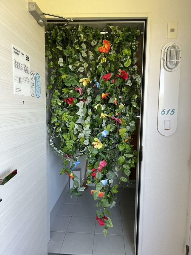 【星野リゾート BEB5沖縄瀬良垣】ドアの内側には南国の植物が！！