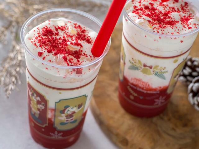 タピオカドリンク(苺ミルク)、スーベニアコースター付き 1,000円｜キャンプ・ウッドチャック・キッチン｜東京ディズニーリゾート「ディズニー・クリスマス」スペシャルメニュー