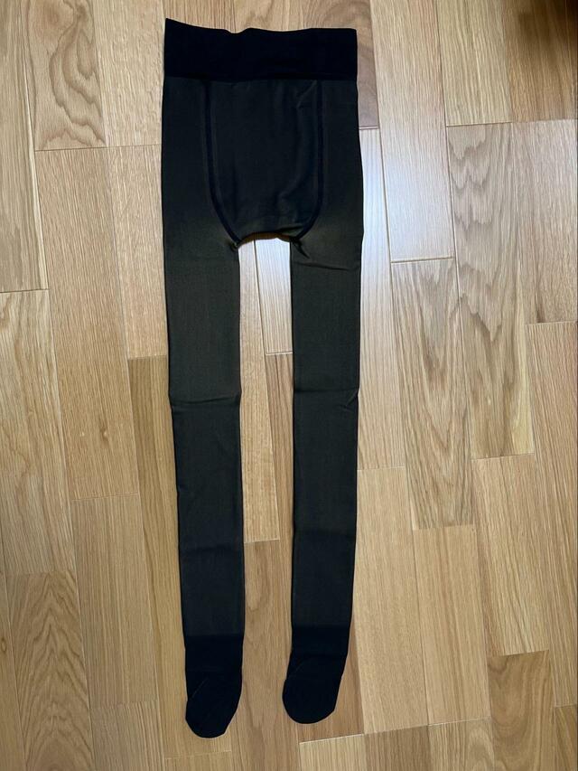 【3COINS フェイク黒ストッキングタイツ：厚手L～LLサイズ】出してみると既に透け感がある