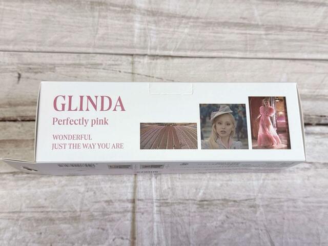 側面にもデザイン入り！こちらはグリンダの劇中シーン