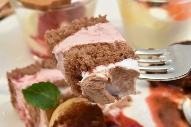 ショコラスポンジとラズベリーのチーズクリームが相性抜群！