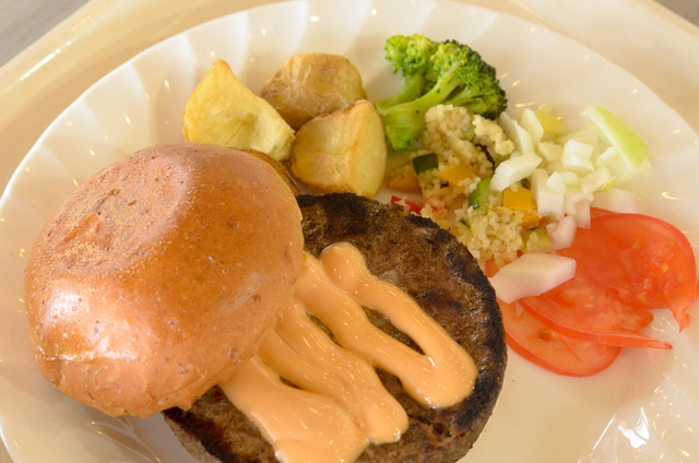 ビーフ赤身95％ハンバーガー｜白馬八方尾根スキー場「スノープラザ咲花」