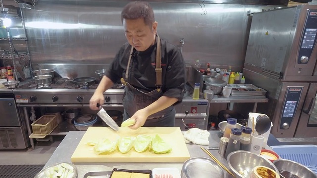 キャベツは葉っぱを数枚ずつ外す