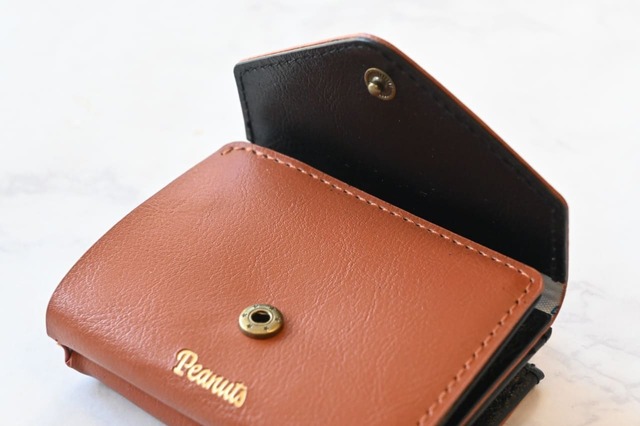 【『SNOOPY YEAR OF THE HORSE MINI WALLET BOOK BROWN』（宝島社）】ブラウンのお財布を開いた内側はブラックのバイカラー仕様