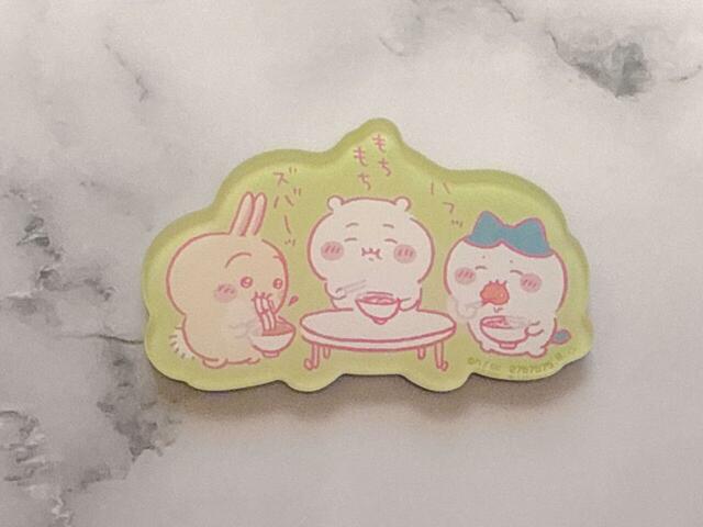 うさぎが見つけた巨うどんを、ハチワレお気に入りのいなりあげもちと一緒に食べる3人。ほっこり癒されるワンシーンです♪