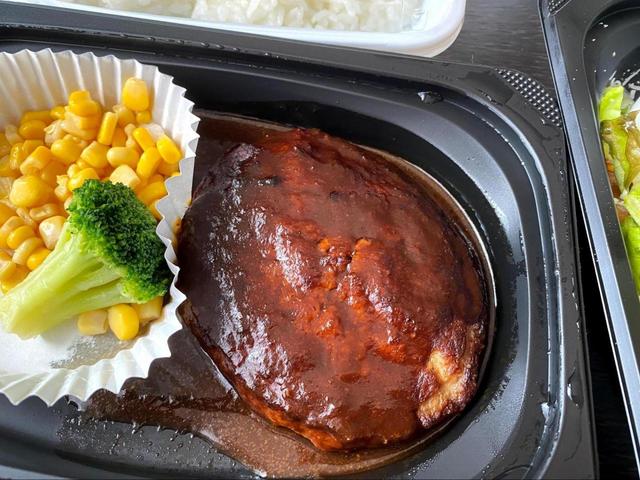 【ココス　ココスのハンバーグライス付き】デミグラスソースのハンバーグにコーンとブロッコリーが添えられています