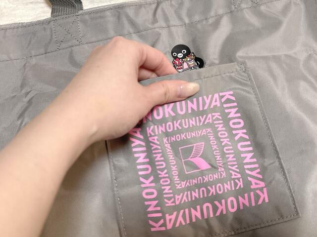 前面の紀ノ国屋ロゴの箇所はポケットになっています。スマホなどを入れるのにちょうどいい大きさで便利！