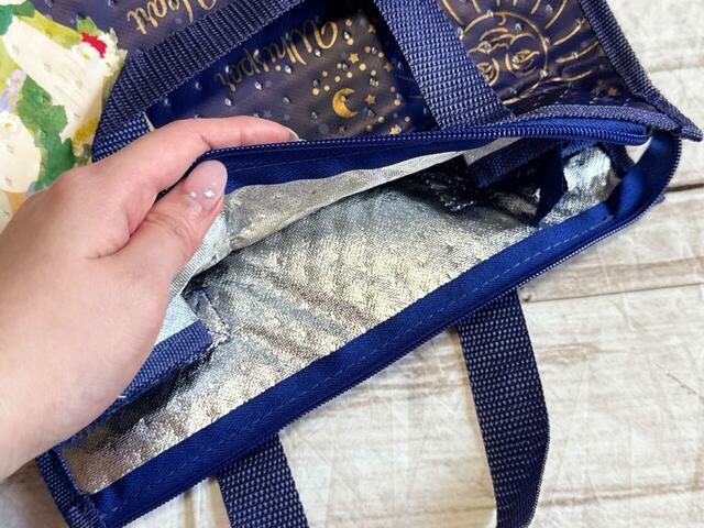 内側は保冷機能付きの生地で、これからの季節の食材の持ち運びに便利