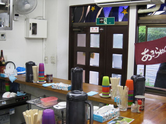 店はカウンター7席のみ