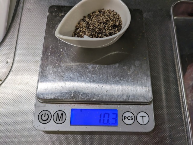 【ダイソーグッズで自家製ベーコン作り】ブロック肉の重量を量り、2％の塩と1％ほどのブラックペッパーを計量