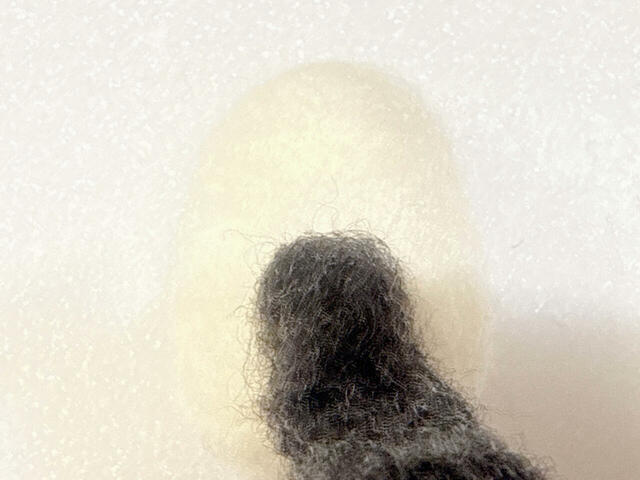 しっぽのふわふわを胴体に刺しつけてジョイントさせました！