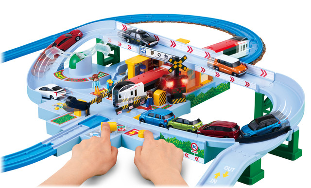 プラレール「トミカと遊ぼう！ くるぞわたるぞ！カンカン踏切セット」 