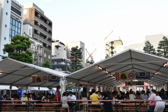 夕方の会場は早くから人がいっぱい!