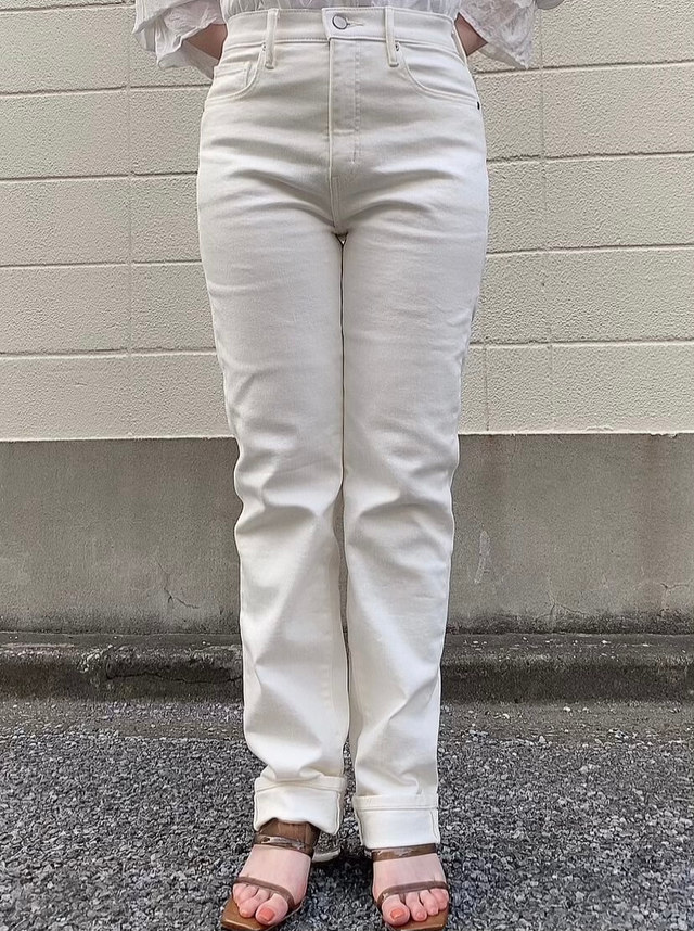 【UNIQLO（ユニクロ）】レギュラーフィットストレートハイライズジーンズ／税込3,990円