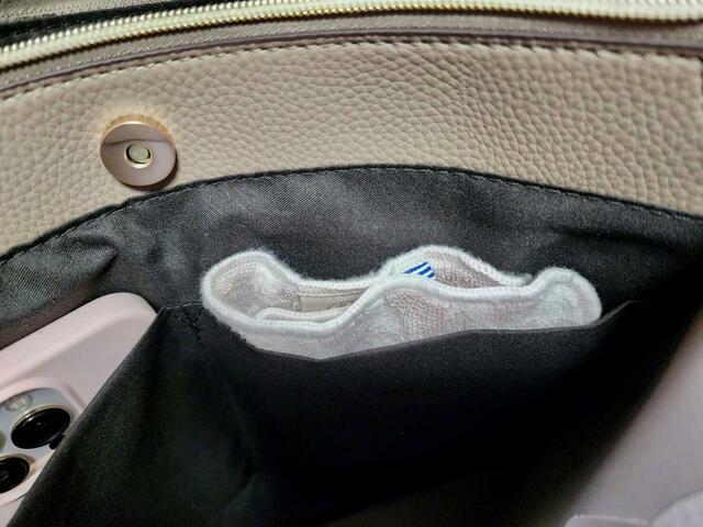 【ファッションセンターしまむら】フロント側の収納スペースのポケットには、タオルハンカチも入りました！