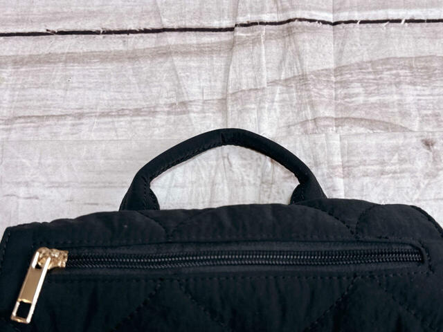 持ち手：（約）22cm。上部には持ち手付きで、持ち運びもラクラク！持ち手の中央は二つ折りで縫われたしっかりとした作り♪【しまむら】レディース キルトナイロンリュック（yumi×ラクっと！お手軽はっ水バッグ）