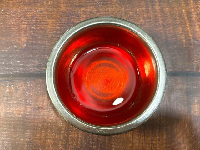 赤の色粉を水で溶かしたもの。これで頬を染めます