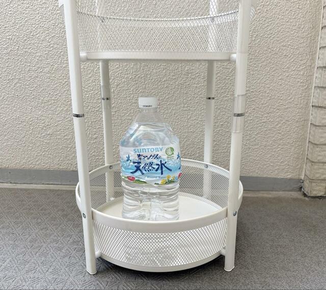 【3COINS　簡単折りたたみマルチ収納】1段あたりの耐荷重は約5kg。2Lのペットボトルを置いても余裕があるので出し入れラクラク♪