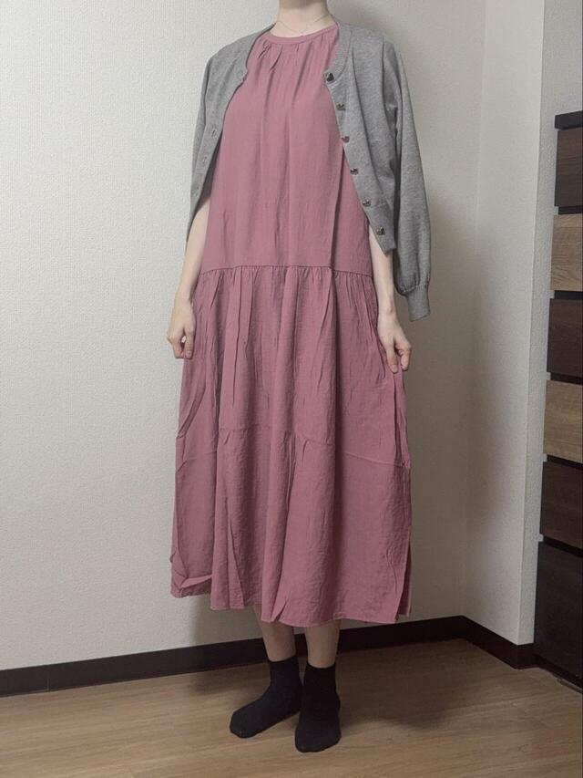 【ジーラ バイ リュリュ 楊柳ティアードワンピース】カーディガンとも好相性。肩掛けでも腕を通してもバランス良し!