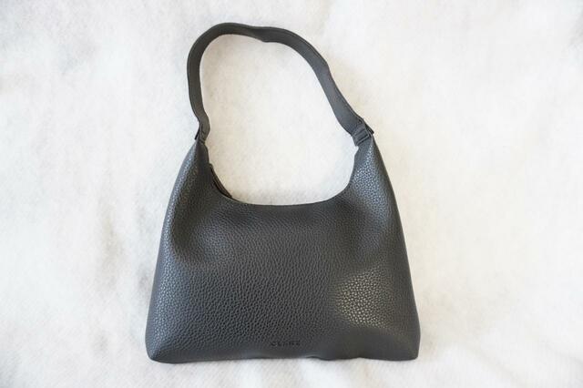 高級感のあるレザー調バッグ【CLANE(クラネ)】「ラウンドショルダーバッグ」価格:3,278円(税込)発売日:2023年7月13日