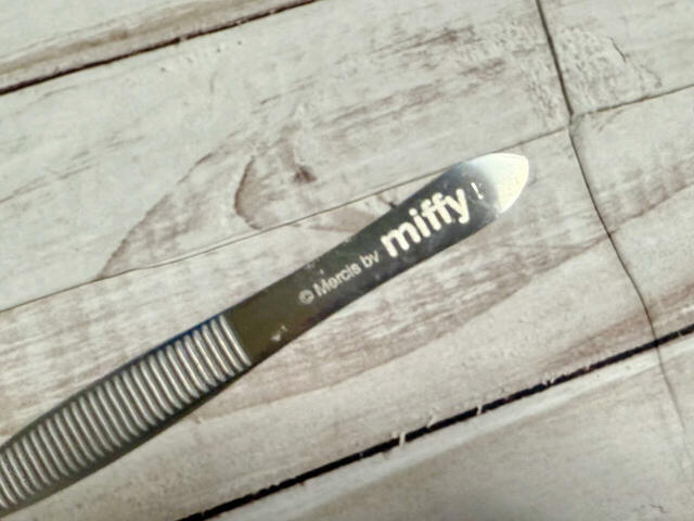 持ち手に「miffy」のロゴの刻印入り