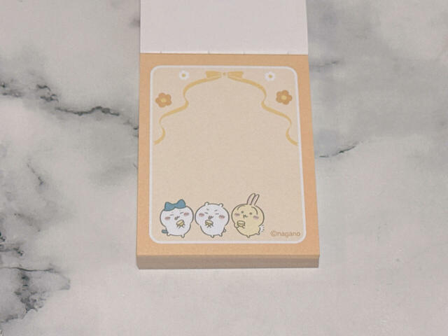 【ちいかわ ミニメモ帳4】レモンを食べて酸っぱいお顔をしているちいハチうさ。白目のうさぎに注目です