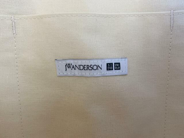 ポケットには「UNIQLO and JW ANDERSON」のタグ付き