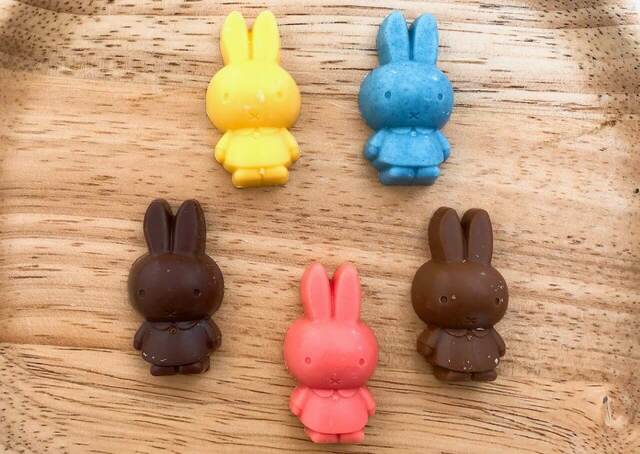 【ミッフィーチョコレート】右上から、パッションフルーツ、ヨーグルト、右下からミルク、オレンジ、エクストラミルク