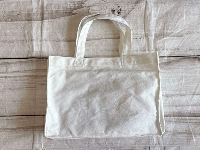 背面は装飾がないシンプルなデザイン