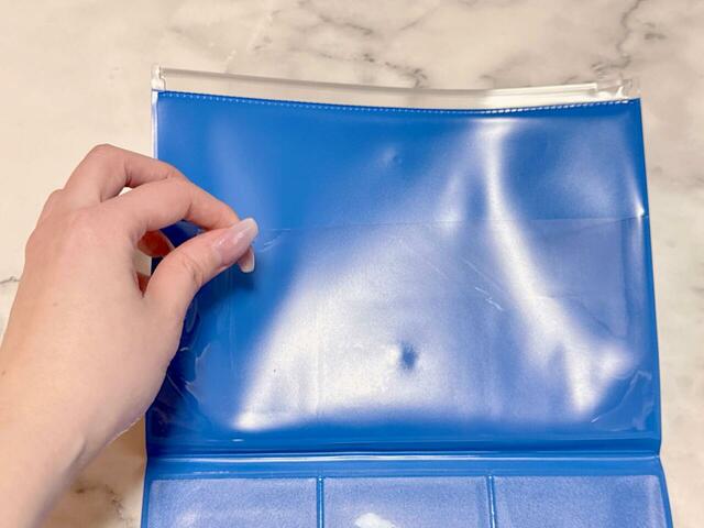 さらに開くと、下部にクリアの差し込みポケットが1つついています