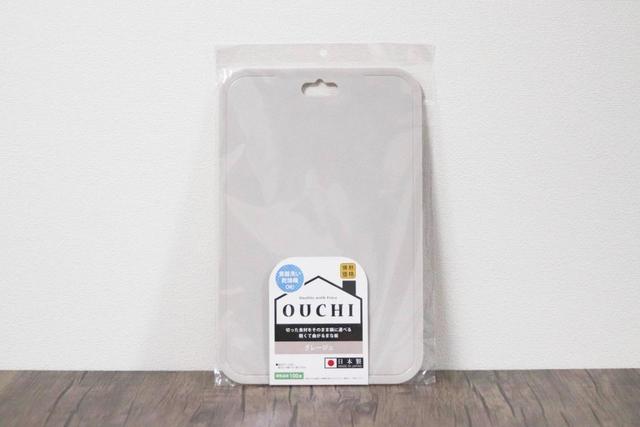 切った食材をそのまま鍋に運べる軽くて曲がるまな板 398円