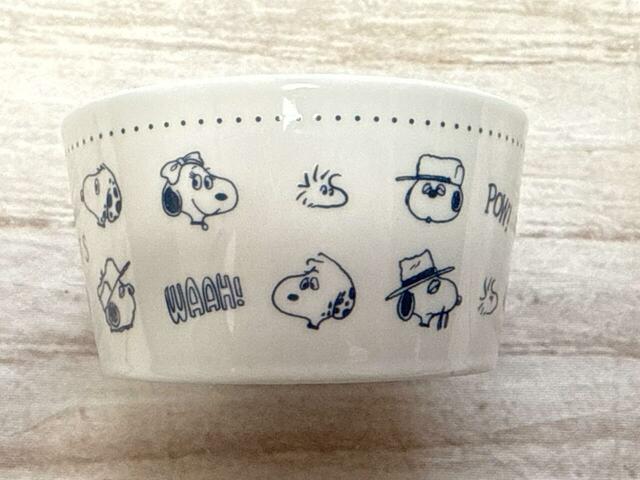 【cookpad plus 2025年冬号 スヌーピー 磁器のボウル皿セット】右上がオラフ、右下がスパイク。ぶち模様がマーブルス、リボンをつけた女の子がベルです