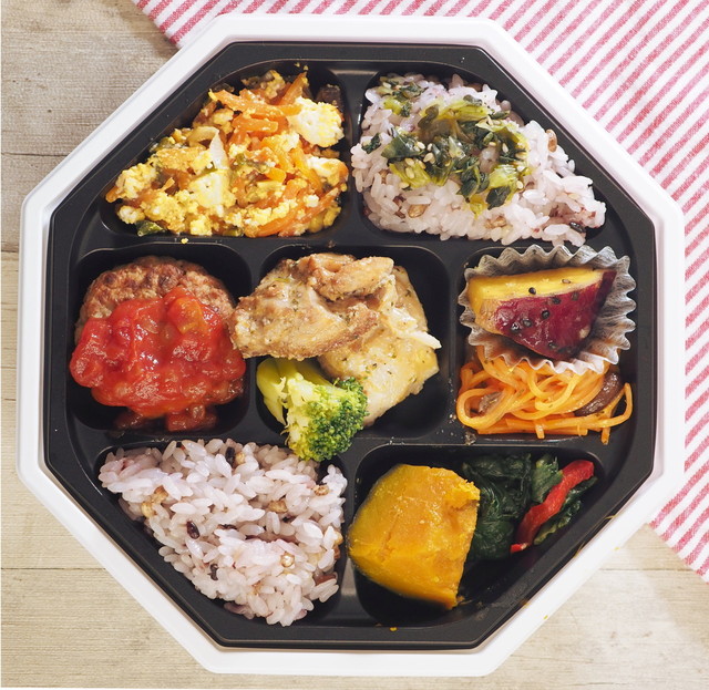 Copyright 2021 えん食べ「大豆ミートバーグとチキンの雑穀ご飯弁当」550円（税抜）