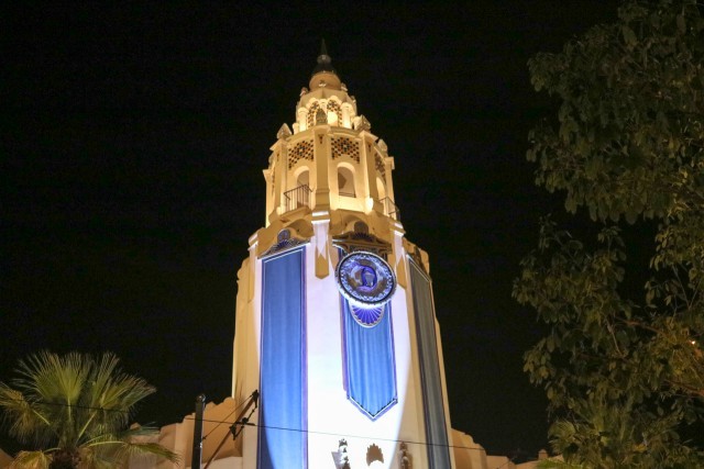 夜のカーセイ・サークル・シアター 