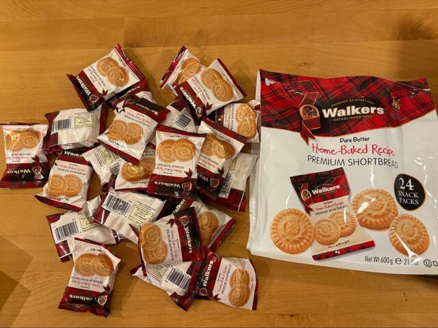 【コストコ ウォーカーズ プレミアムショートブレッド】家族や友人が集まるシーンでも安心のボリューム感！ひとつずつ分けやすく、気軽に手に取ってもらえるのがうれしいポイントです♪