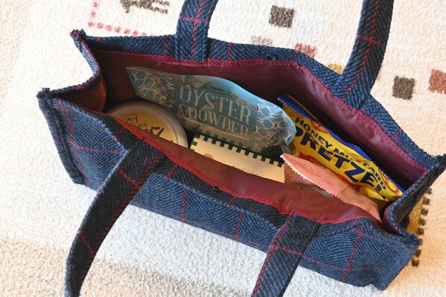 【カルディ「ウィンターバッグ」】「ぬって焼いたらグラタンパン」「ハニーマスタードプレッツェル」「コロ!サク!ワッフルクッキー」「豆乳ビスケット ティラミス」「オイスターチャウダー」の5つがセット!