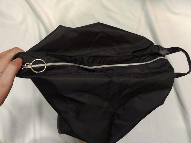 上部にある「ファスナー」を開封