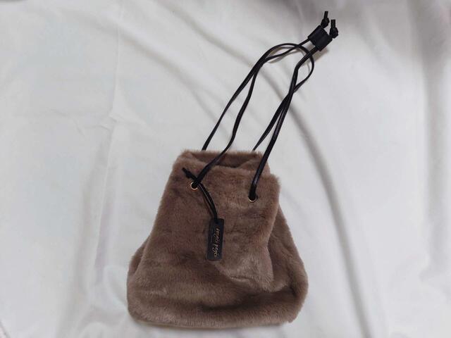 長さを変えれば、肩掛けも可能