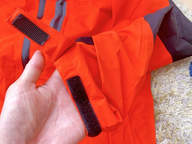 【ワークマン イナレムストレッチレインスーツ】袖口はゴム入り。面ファスナーも付いていて、さらに絞ることができます